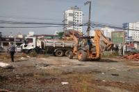 Municpio realiza limpeza emergencial em terreno na Vila Operria