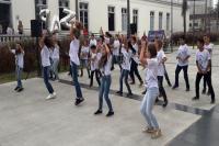 Estudantes invadem a rua Herclio Luz para pedir paz