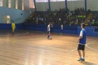 Henrique Midon e Nilton Kucker disputam a final do futsal dos Jogos Escolares de Itaja