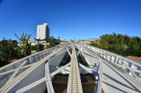 Vigas metlicas de 180 toneladas do sustentao  ponte entre So Joo e So Vicente