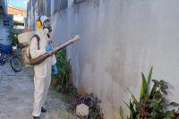 Programa de Controle da Dengue realiza aplicao de inseticida em unidades de sade de Itaja