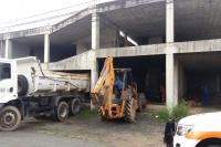 Municpio realiza limpeza emergencial em prdio abandonado no Centro