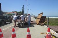 Famai remove construo irregular na Praia Brava