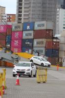 Porto de Itaja recebe terceiro desembarque de veculos importados 